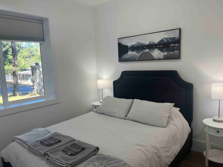 Втора спална соба со брачен кревет (широк 150-179 см)