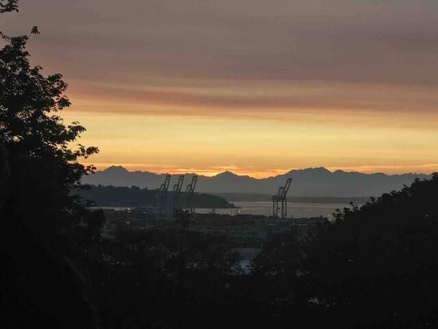 Stylish Seattle farmhouse – Bonus suite + views gallery image 4