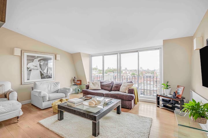 Penthouse with stunning views and great location! gallery image 2