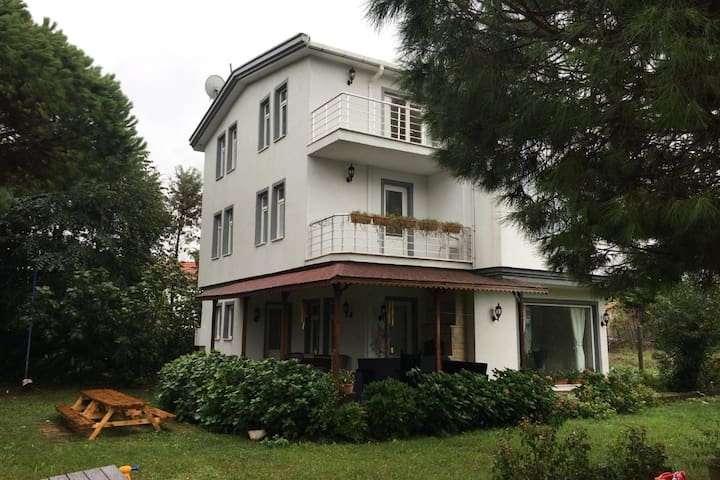 Müstakil 4 oda 1 salonlu 1dönüm arazi içinde yaşam