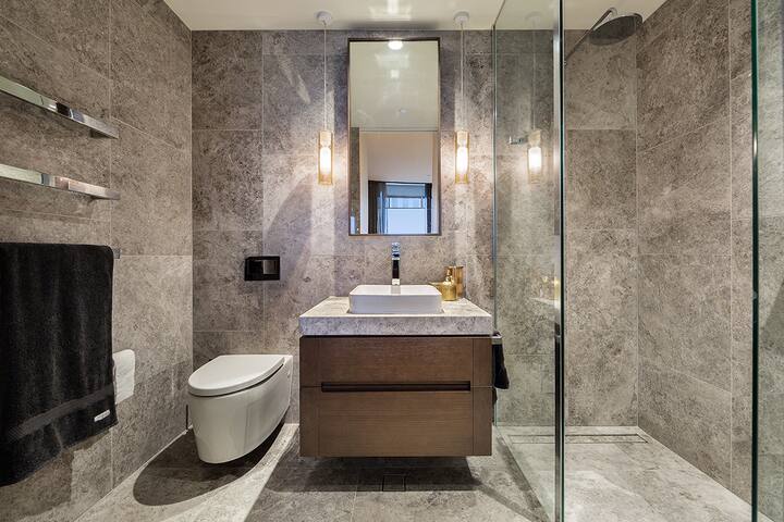 Stunning 6 Star Luxury- Car Spot, Pool, Gym & Wifi gallery image 5