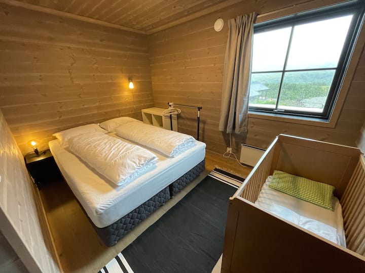 غرف النوم رقم 1:  9 م2
عرض سرير مزدوج 150 سم ، طول 200 سم 
سرير بوابة الطفل