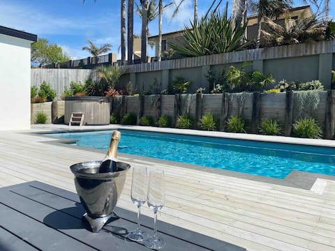 Spacious house with pool, hot tub and pool table