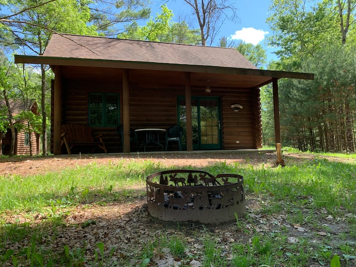 Dilly’s Hatfield Resort Cabin (3) Cabins for Rent in Merrillan