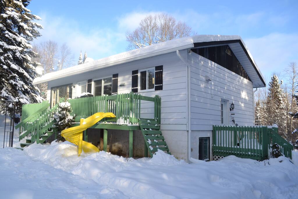 Maison de campagne entourée d'arbres avec glissade et très grand terrain, pour le plaisir des familles. 4 chambre doubles fermées, peut recevoir 8 personnes.