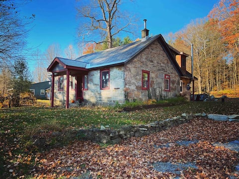 Historic School House, 10 minutes to Lake George