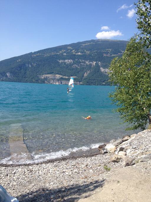 Der See lädt zum Baden ein.