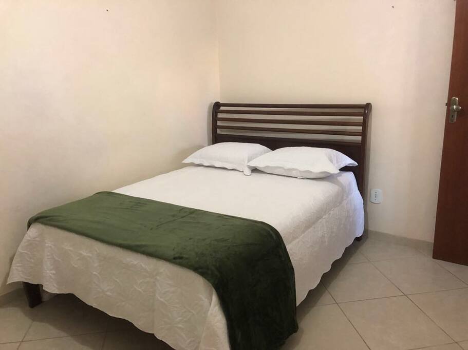 QUARTO PRINCIPAL COM TV, AR CONDICIONADO, VENTILADOR DE TETO