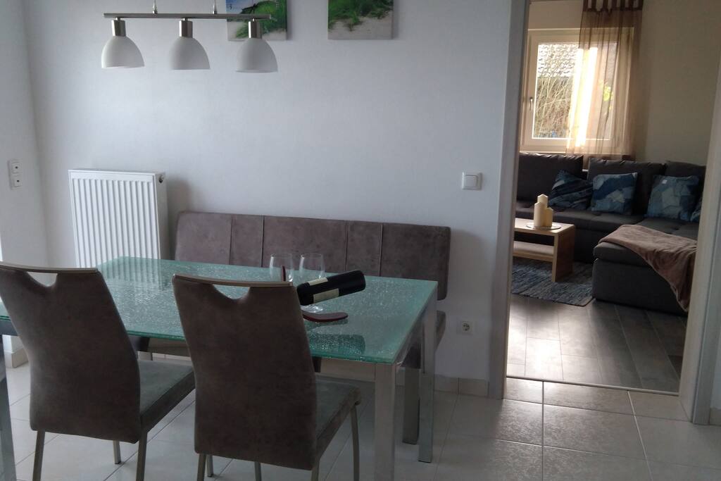 Der Essbereich in der Küche kann von 4 Personen genutzt werden. Hier führt eine Doppeltür auf die Terrasse.