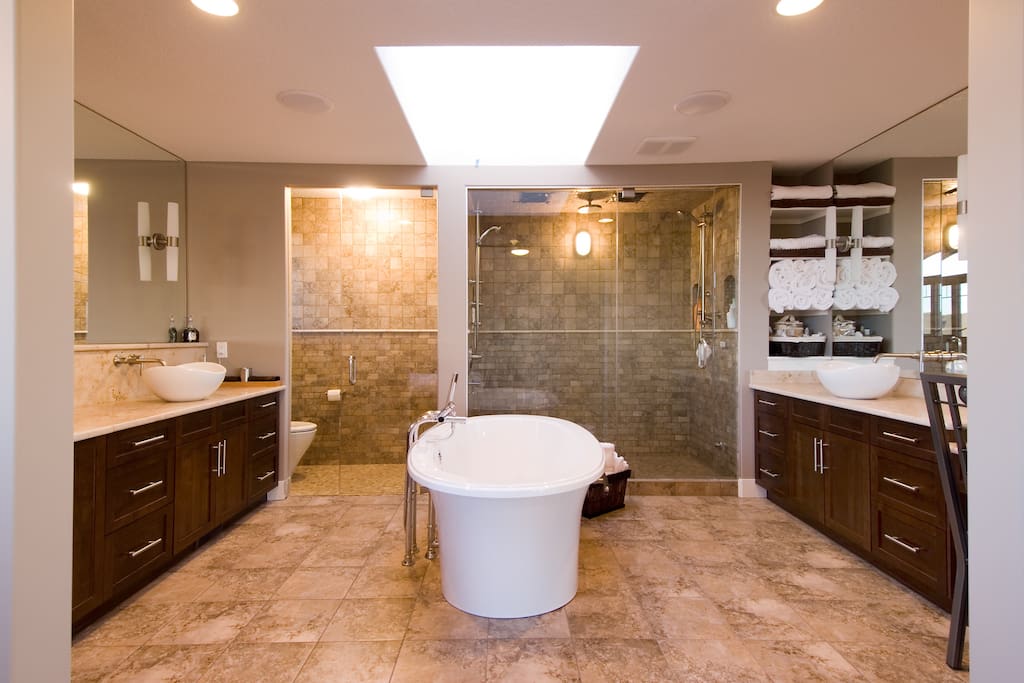 SPA RETREAT: BainUltra Jet Air therapeutic bathtub w remote control, huge 6x3 steam shower with 5 adjustable massage heads.