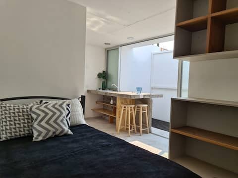 Successful Airbnb property: Private suite one block from hospitals. in La Fama