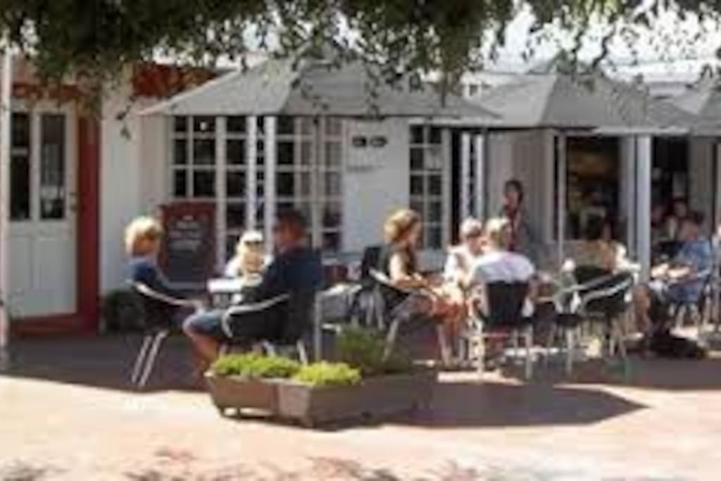 Award winning cafes & rstaurants within a short stroll
