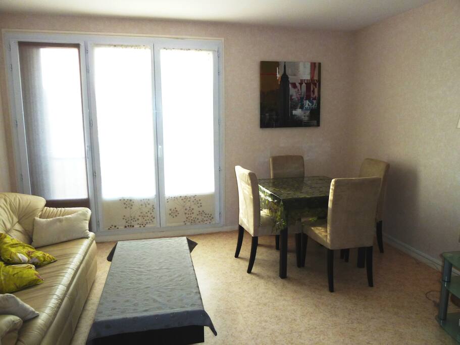 Le salon est lumineux