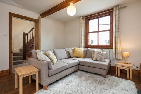 Croston Cottage, pet-friendly, village centre home