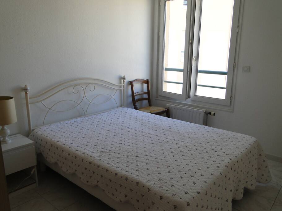 une chambre lit 140