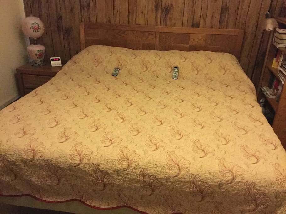 Upstairs bedroom. King temperpedic. Dual controls.