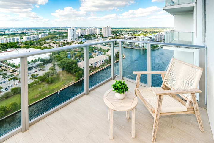 SW Corner Condo @HydeHouse WaterViews +9th Floor!
