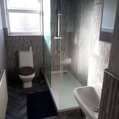 modern 3-bedroom residential home gallery image 4