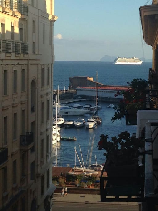 Vista mare dal balcone del salone
