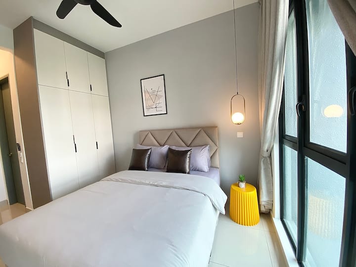 Bračni krevet (160x200). Ugrađeni VISOKI ormar.
Osmišljeno za bolji san.