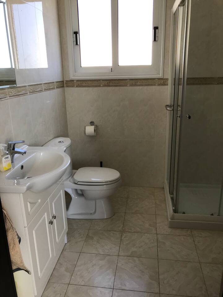 Habitación 4 con baño privado.