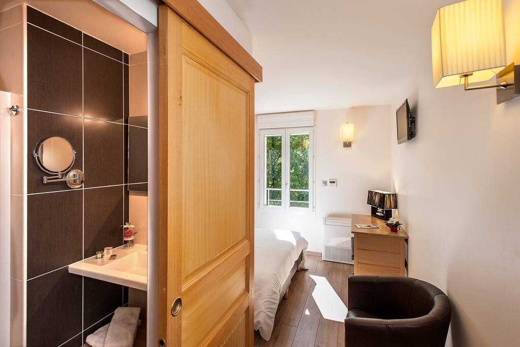 chambre grand confort avec salle d'eau et wc séparé