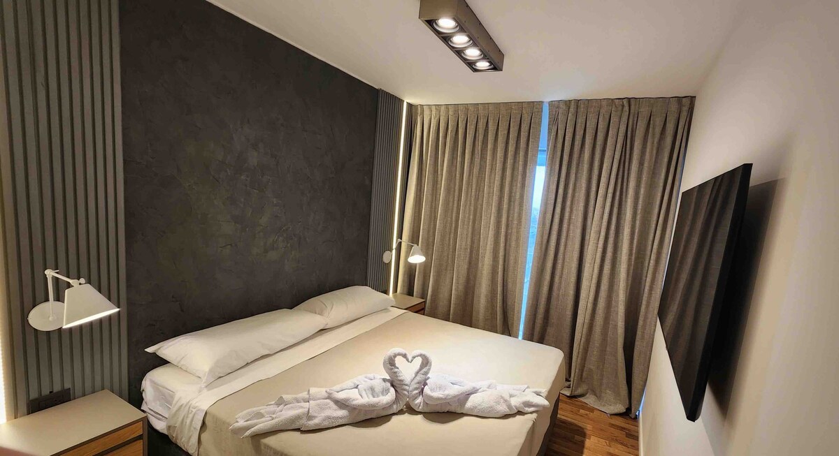 „✨ Útulný apartmán s dvojmiestnou posteľou️, balkónom  a televízorom pre vaše chvíle oddychu . Ideálne na nezabudnuteľný výlet. Tešíme sa na stretnutie s Vami! “