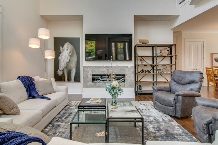 3mn to everything Nashville! Comfortably sleeps 12