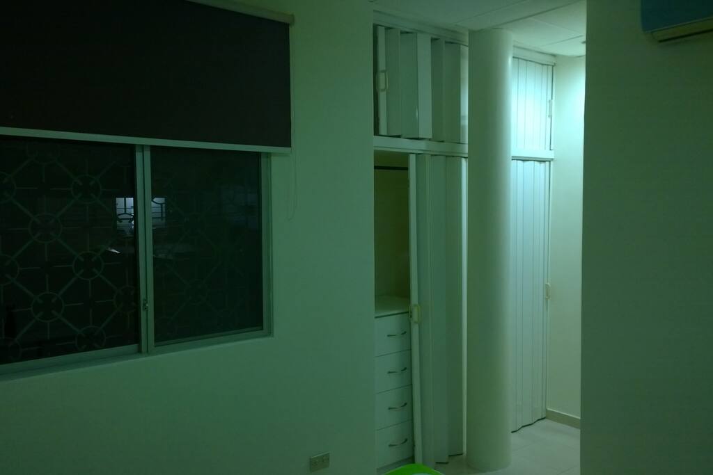 Habitación: Amplio closet con cajonera / Big closet and drawer