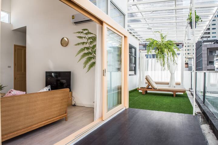 Spacious 3BR Penthouse • 5 mins Walk to EmQuartier gallery image 3