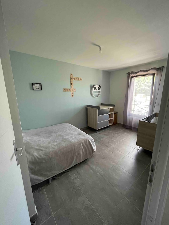 Chumba cha kulala 2 na kitanda cha mtoto + meza ya kubadilisha.