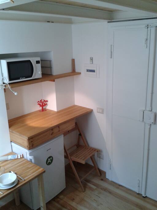 frigo, microonde e porta di ingresso