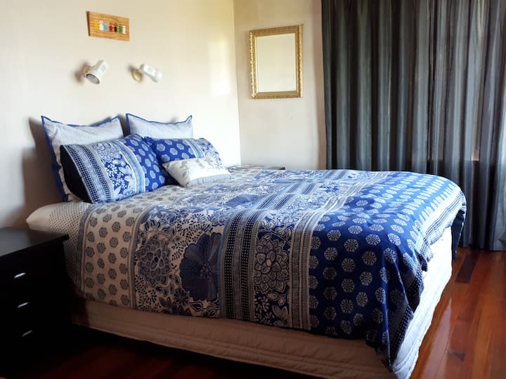 Dormitorio 1 con cómoda cama tamaño king y vistas a las dunas