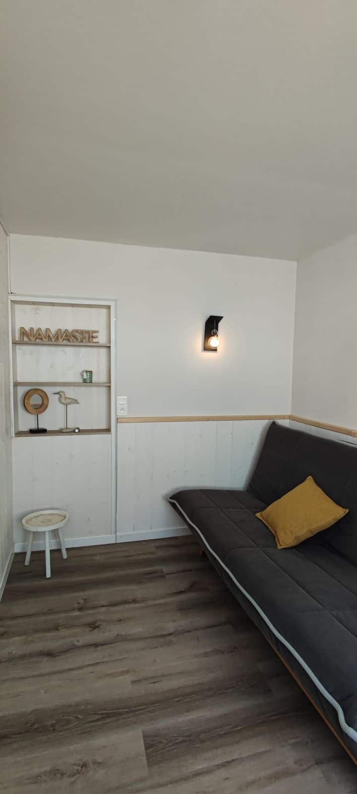 La habitación en más de 7 m² que da al salón a través de una puerta corredera.
Posibilidades: 
- teletrabajar
- acomodar a 1 o 2 niños adicionales (sofá cama 120*190 desplegado)