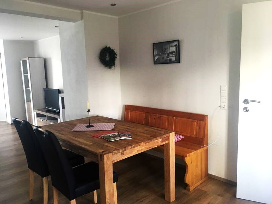Gemütliche Sitzecke gegenüber der offenen Küche