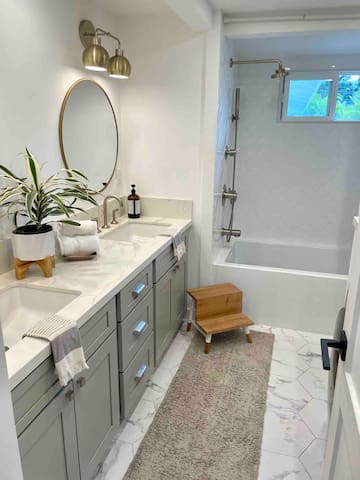 Beautiful Kailua Home – 1 House From Beach! gallery image 5