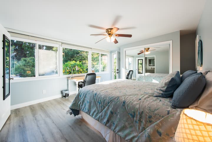 Dormitorio principal (dormitorio 1) con vistas al patio trasero. Cama tamaño king CA