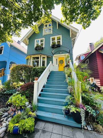 4+ bed Character Home Blocks to Beach. gallery image 2