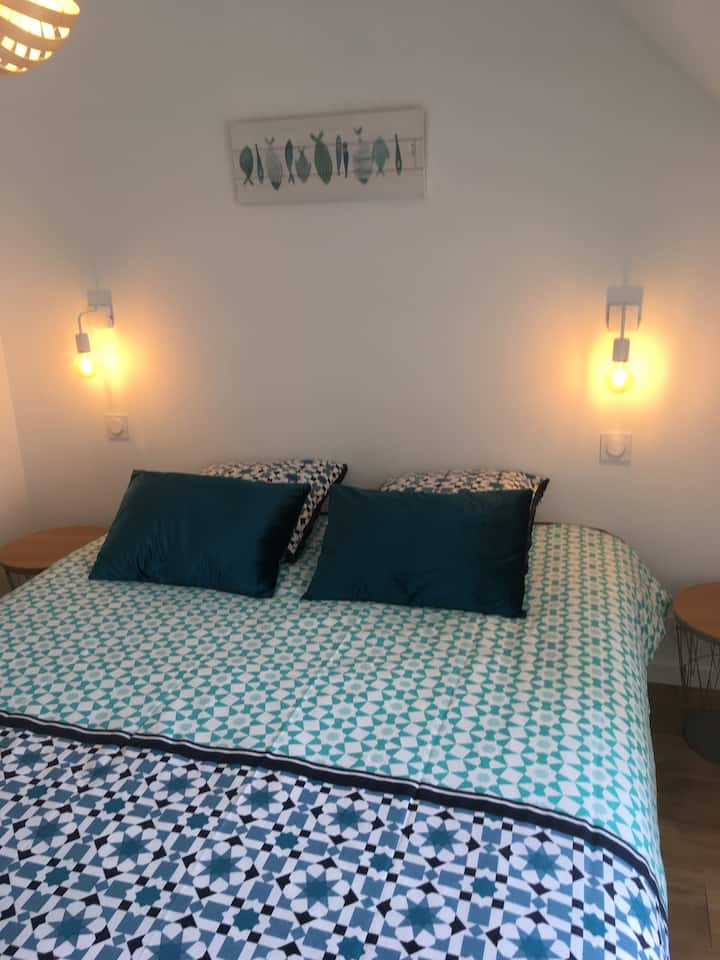 חדר שינה ראשי עם חדר רחצה צמוד