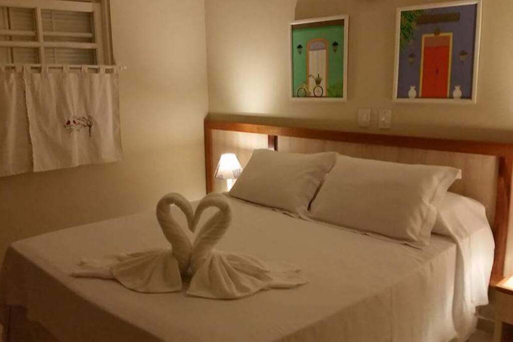 Quartos equipados com cama de casal, banheiro privativo com secador de cabelo e espelho para maquiagem, ar condicionado, frigobar, tv à cabo, circulador de teto, internet WiFi e Cofre.