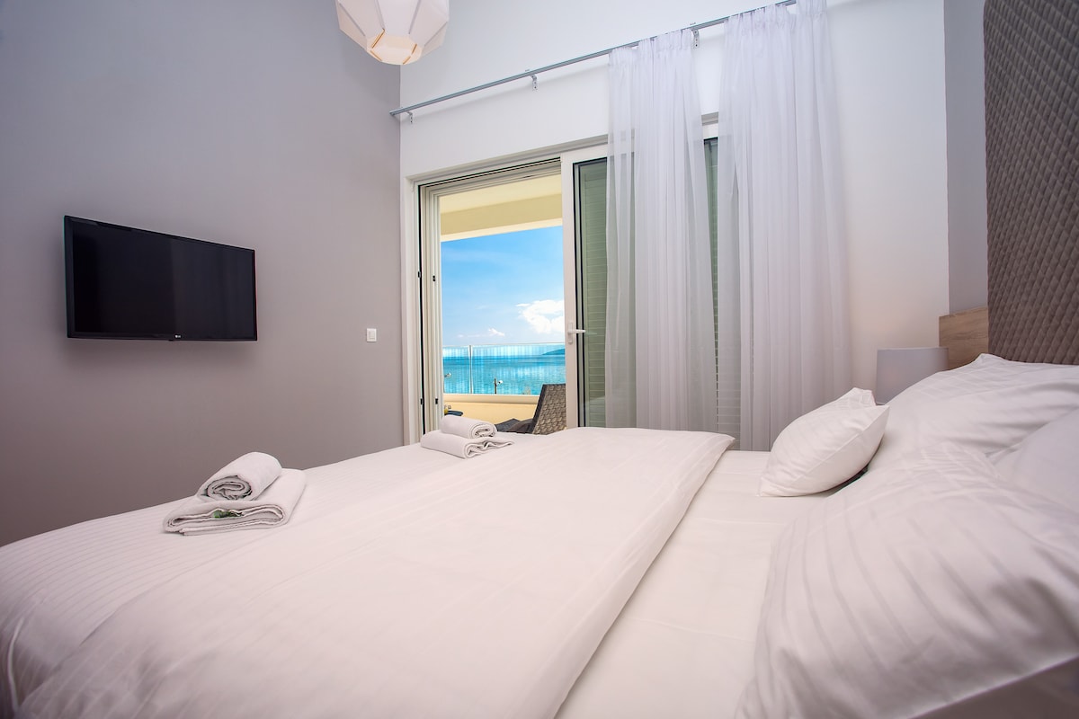 Dormitorio n .º 5 con cama matrimonial con baño privado y salida a la terraza segundo piso