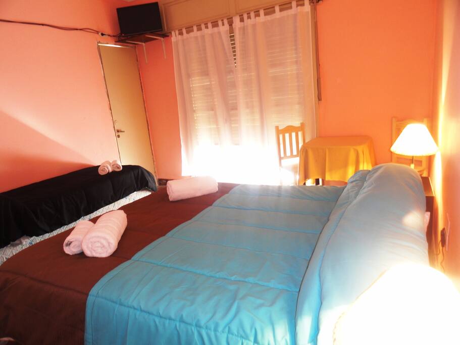 Habitación con Aire acondicionado, baño privado, camas somier, tv cable, posee un balcón que da a la calle. se la puede usar para dos, tres y hasta cuatro personas.