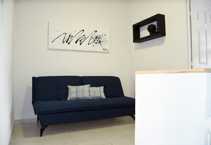 Kituo cha CC (ghorofa ya juu) kilicho na kitanda cha sofa mbili na televisheni ya LCD ya 65''