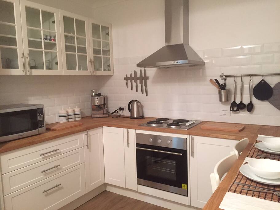 Fully equipped kitchen with cooking facilities and dishwasher