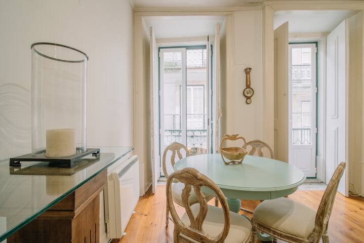 Vintage Bairro Alto Lisbon Apartment gallery image 4
