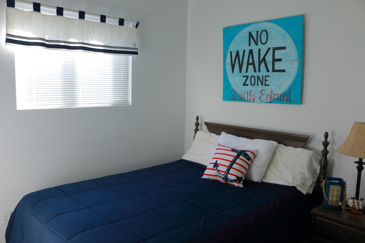 Slaapkamer met twee queensize bedden