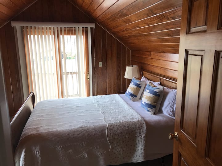 Chambre à l'étage. Lit queen size