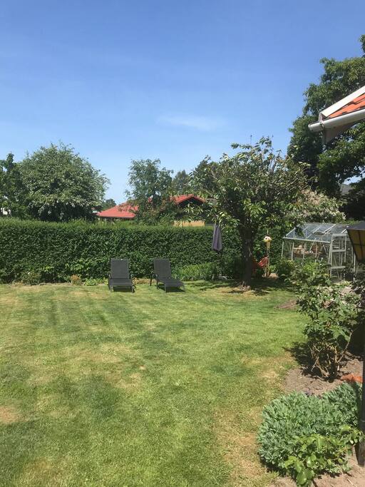 Haven med plads til afslapning og leg i sandkassen