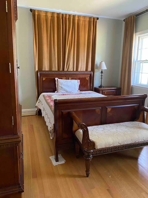 Cheerful Queen bed, shared bathroom. Room A