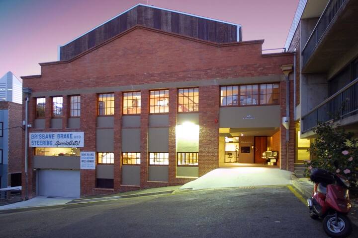 Brisbane Warehouse Apartment CBD 2Bd 2Bath parking